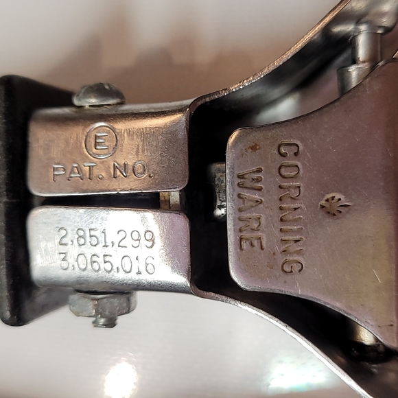 #(1)Vintage corningware lock on the pot detachable holder 2851.299-pat - Picture 2 of 4